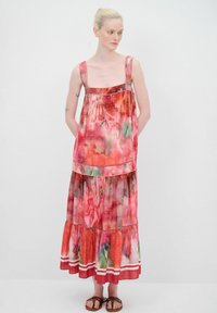 Maxikleid mit quadratischem Ausschnitt und breiten Trägern in einem bunten Floralprint mit Rottönen, Pink und Grün. Enthält ein gestuftes Rockdesign.