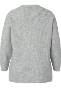 Grå stickad tröja med ribbat mönster, avslappnad passform och rund halsringning, långa ärmar och en enkel baksida.