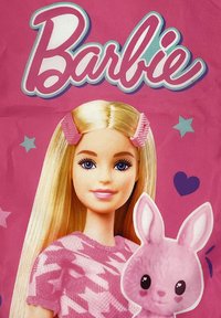 Lalka Barbie z długimi blond włosami, różową koszulą w kratkę, różowymi klipsami do włosów i różową zabawką królika, na jasnoróżowym tle.