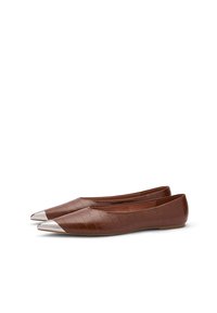 Ballerines en cuir marron avec une texture crocodile, bout pointu et embout argenté contrastant. Design simple, sans ornements visibles.