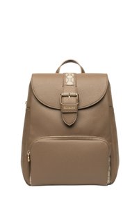 Mochila de cuero marrón con textura lisa, solapa redondeada, cierre con hebilla, bolsillo frontal con cremallera y detalles con patrones en los laterales.