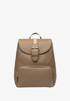 Mochila de cuero marrón con textura lisa, solapa redondeada, cierre con hebilla, bolsillo frontal con cremallera y detalles con patrones en los laterales.