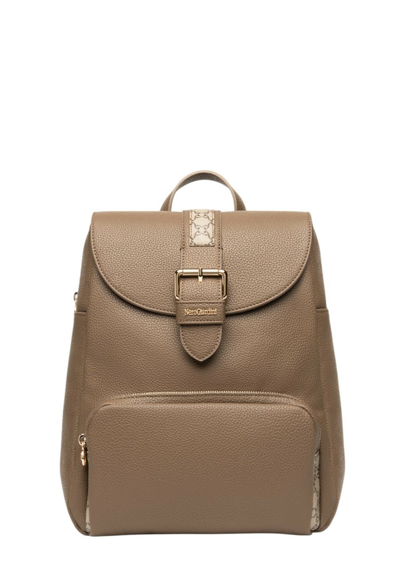 Mochila de cuero marrón con textura lisa, solapa redondeada, cierre con hebilla, bolsillo frontal con cremallera y detalles con patrones en los laterales.