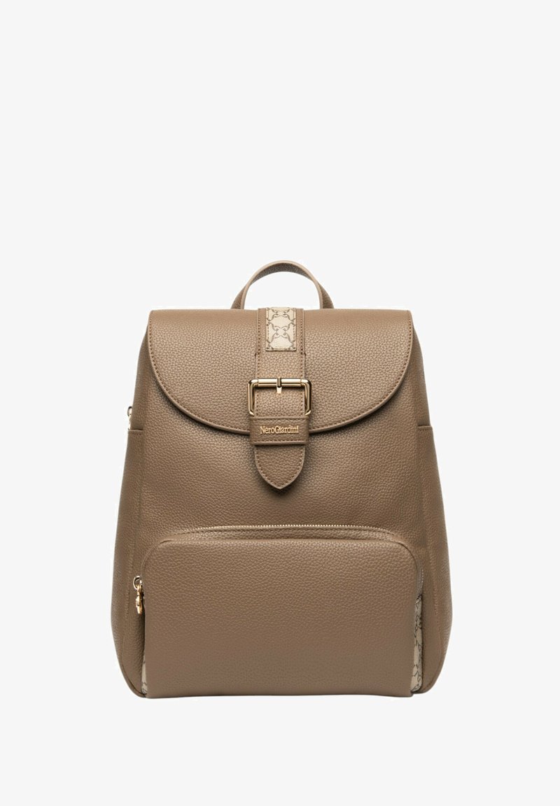 Mochila de cuero marrón con textura lisa, solapa redondeada, cierre con hebilla, bolsillo frontal con cremallera y detalles con patrones en los laterales.