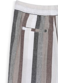 Pantaloni in lino a righe con una cintura elastica, caratterizzati da righe verticali in tonalità di grigio, marrone e bianco, inclusa una tasca posteriori.