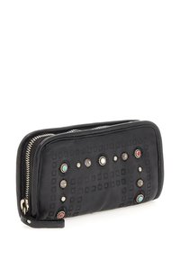Portafoglio nero con un motivo quadrato testurizzato e borchie metalliche in rosso, turchese e argento. Chiusura con zip nella parte superiore.