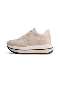 Sneaker platform beige con pannelli in suede e mesh, lacci frontali, suola bianca spessa con striscia nera e suola nera testurizzata.