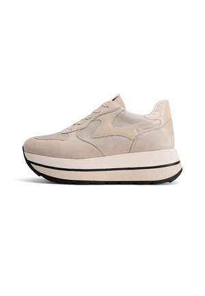 Sneaker platform beige con pannelli in suede e mesh, lacci frontali, suola bianca spessa con striscia nera e suola nera testurizzata.