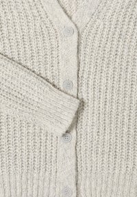 Hellgrauer Cardigan mit einer gerippten Textur, der an der Vorderseite fünf Knöpfe und ein V-Ausschnitt-Design aufweist. Weiches Strickmaterial und lange Ärmel.