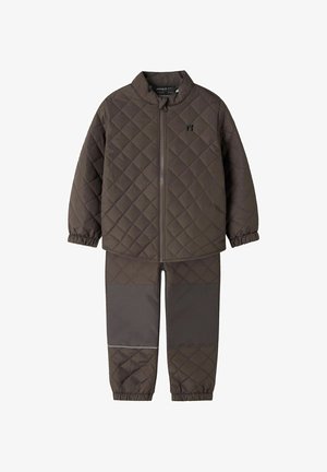 Ensemble enfant marron comprenant une veste matelassée et un pantalon avec poignets élastiques et renforts aux genoux, conçu pour la chaleur et la durabilité.