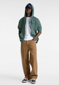 Vans ESSENTIAL - Felpa con zip - dark forest