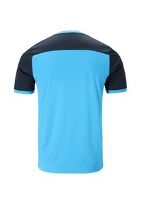 Ljusblå atletisk skjorta med korta ärmar, med en mörkare blå axel- och krageaccent. Slät textur, designad för aktivt bruk.