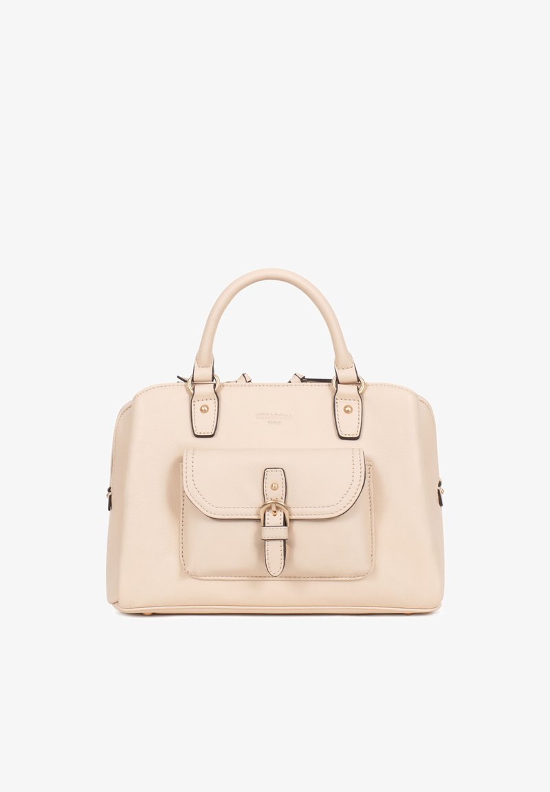 Beige leren handtas met twee handvatten, een voorvak met klep dat is beveiligd met een gesp, en gouden hardware details.