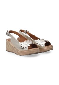 Metallisch zilveren slingback wedge sandalen met bloemendecoraties, open teen en een gestructureerde platformzool. Gespsluiting bij de hiel.