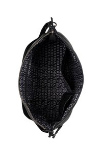 Borsa a tracolla nera in pelle con chiusura a zip, dotata di un interno a motif bianco e nero con testo "BURKELY" ripetuto, e numerosi scomparti.