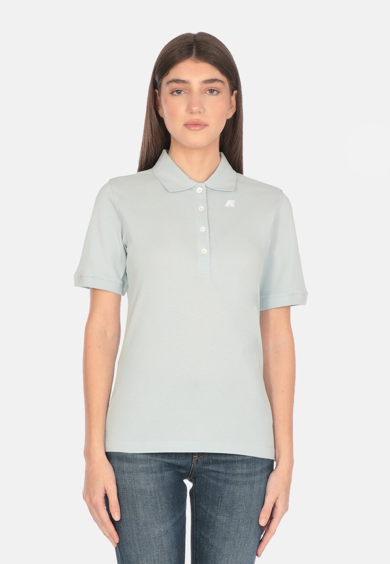 Polo di colore azzurro chiaro realizzato in tessuto morbido, con colletto classico, pattina con cinque bottoni e logo bianco sul lato sinistro del petto.