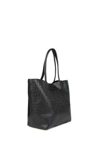 Bolso tote negro hecho de cuero texturizado, con patrones de logo en relieve, asas dobles y un diseño de parte superior abierta.