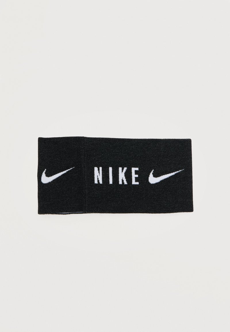 Μαύρη κορδέλα Nike με λευκά λογότυπα Nike Swoosh και στις δύο άκρες και το κείμενο «NIKE» στο κέντρο.