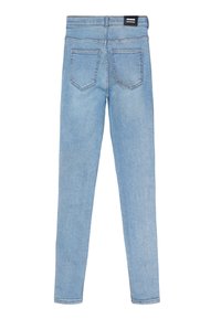 Jeans skinny de denim elástico azul claro con cintura alta, tres bolsillos traseros y una etiqueta de marca en la cintura. Textura suave y diseño ajustado.