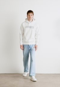 Calvin Klein BOX STRIPED LOGO HOODIE - Kapucni - bright white