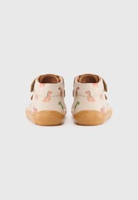 Chaussures pour enfants blanches avec un motif de dinosaure, au design montante, avec des bandes Velcro et des semelles en caoutchouc beige. Accents en cuir texturé visibles.