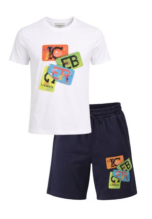 Completo con t-shirt bianca a maniche corte e pantaloncini blu navy, entrambi con stampe grafiche colorate di rettangoli sovrapposti con lettere e scarabocchi.