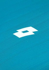 Tejido deportivo turquesa que presenta un prominente logo blanco en un diseño geométrico. La superficie tiene una apariencia suave y texturada con rayas.