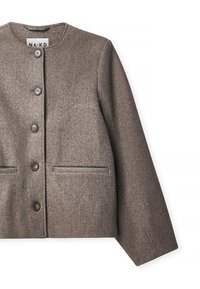 Rjav, teksturiran jakna iz zmesi volne z okroglim ovratnikom, sprednjim gumbom za zapiranje in dvema stranskima žepoma. Ima skrajšan dizajn in kroj, ki se prilega.