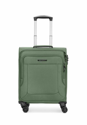 Valise souple verte avec quatre roulettes pivotantes, une poche avant zippée et une poignée argentée rétractable déployée.