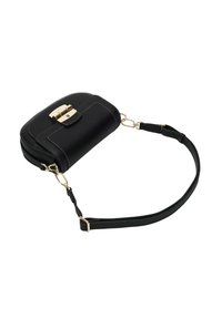 Zwarte leren schoudertas met gouden hardware, voorzien van een sluiting met haak, contrasterende stiksels en een verstelbare band. Compact design.