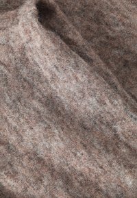 Braun- und beige Wolle mit einer weichen Textur, die subtile vertikale Muster und feine Fasern zeigt, die durchgehend verwoben sind.