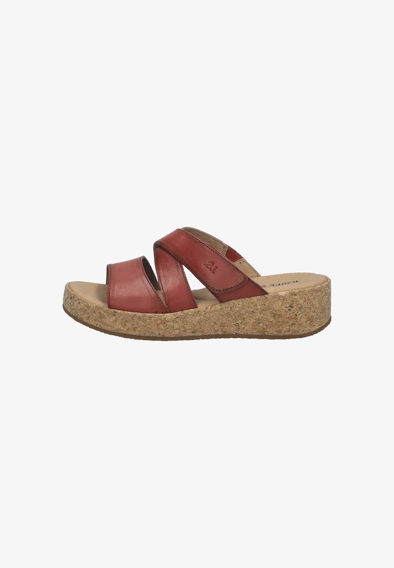 Sandales slides en cuir rouge avec design à brides croisées, semelle compensée en liège et bout ouvert, présentant une texture lisse et une finition naturelle.