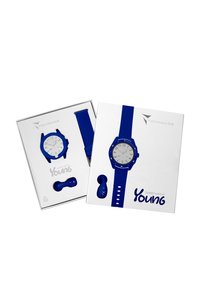 Montre intelligente bleue avec un cadran rond et un fond blanc, emballée dans une boîte blanche avec des accents bleus et le texte "Montre Intelligente Jeune". Inclut un bracelet supplémentaire.
