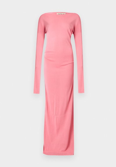 Μακρύ, εφαρμοστό ροζ φόρεμα με ντεκολτέ τύπου βάρκα και επιμηκυμένα μανίκια, που ρέει ομαλά μέχρι το πάτωμα, χωρίς ορατά σχέδια ή διακοσμήσεις.