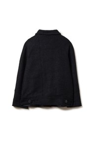 Giacca nera, con texture, caratterizzata da un colletto, maniche raglan e due bottoni sulla parte bassa della schiena. Materiale morbido e caldo con una forma strutturata.