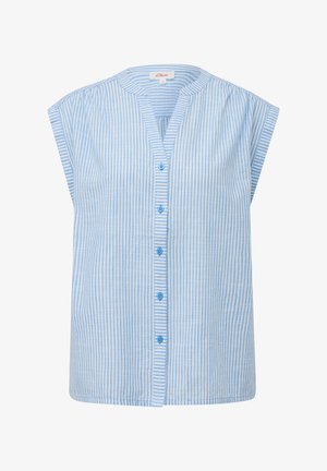 Blouse rayée bleu clair avec un col rond, des manches courtes et une fermeture à boutons à l'avant avec des boutons bleus, affichant une coupe décontractée.