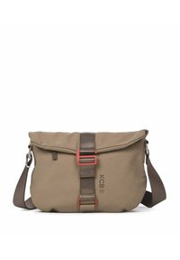 Khakikleurige schoudertas met een overslagklep, bruine riem en beslag, voorzien van een centrale gesp als sluiting en een reliëflogo aan de voorkant.