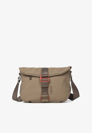 Khakifarbene Umhängetasche mit Überschlagklappe, braunem Riemen und Beschlägen, ausgestattet mit einem zentralen Schnallenverschluss und einem geprägten Logo auf der Vorderseite.