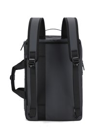 Sac à dos rectangulaire noir avec des bretelles ajustables rembourrées, une poignée latérale et des compartiments zippés, montré de dos.