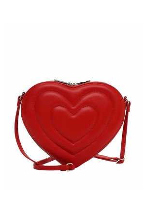 Rote, herzförmige Umhängetasche mit gestepptem Doppelherz-Design und verstellbarem Riemen auf weißem Hintergrund.