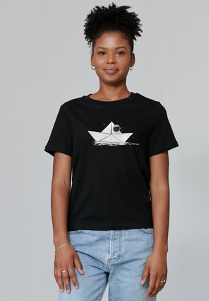 Zwarte katoenen t-shirt met een zilveren afbeelding van een papieren boot met een astronaut, korte mouwen en een klassieke ronde hals.