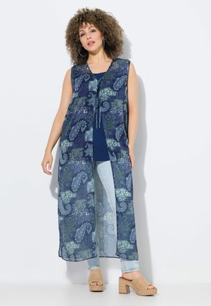 Langer, ärmelloser kimono in marineblau mit einem Paisleymuster in grünen und blauen Tönen, der einen Bindegürtel am Hals und ein durchscheinendes Material aufweist.