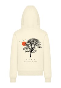 Crèmekleurige hoodie met een zwart boompunt, oranje zon en vogels op de achterkant. De tekst onderaan luidt: "ESCAP3 EN ONTDEK DE WERELD."