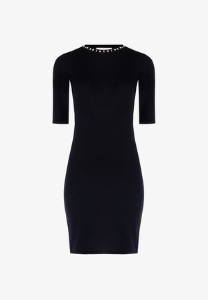 Abito nero aderente con maniche corte, design attillato e scollatura rotonda decorata con embellishments metallici intorno al colletto.