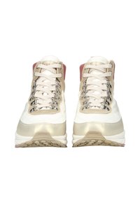 Botas de senderismo ligeras con un diseño en crema y dorado. Materiales de ante y sintéticos, con ojales de metal y cordones beige.