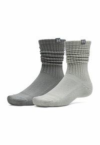 Dve pari čevljevih nogavic v različnih odtenkih sive. Rebrasta tekstura, z zloženim manšetom in logotipom na vrhu.