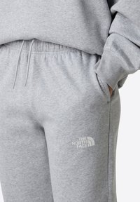 The North Face W SIMPLE DOME REGULAR TAPERED JOGGER - Träningsbyxor - tnf light grey heather
