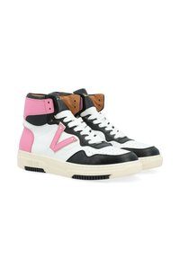 Baskets montantes présentant une palette de couleurs blanche, noire et rose, en matériau cuir, avec un bout perforé et un détail distinctif en forme de V.