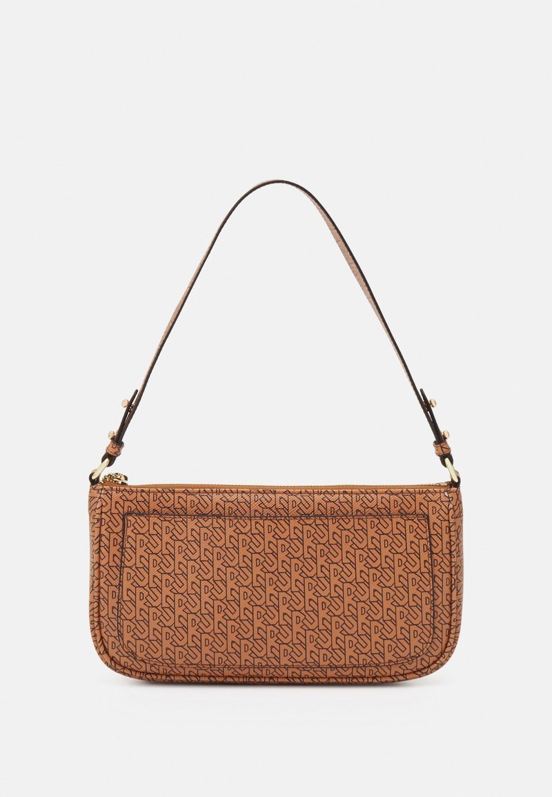 Sac à main rectangulaire marron avec motif monogramme foncé, une seule bandoulière, et ferrures de couleur or sur un fond blanc.