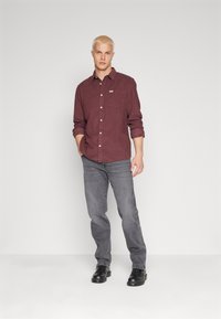 Wrangler FRONTIER - Sirgete säärtega teksad - blackout